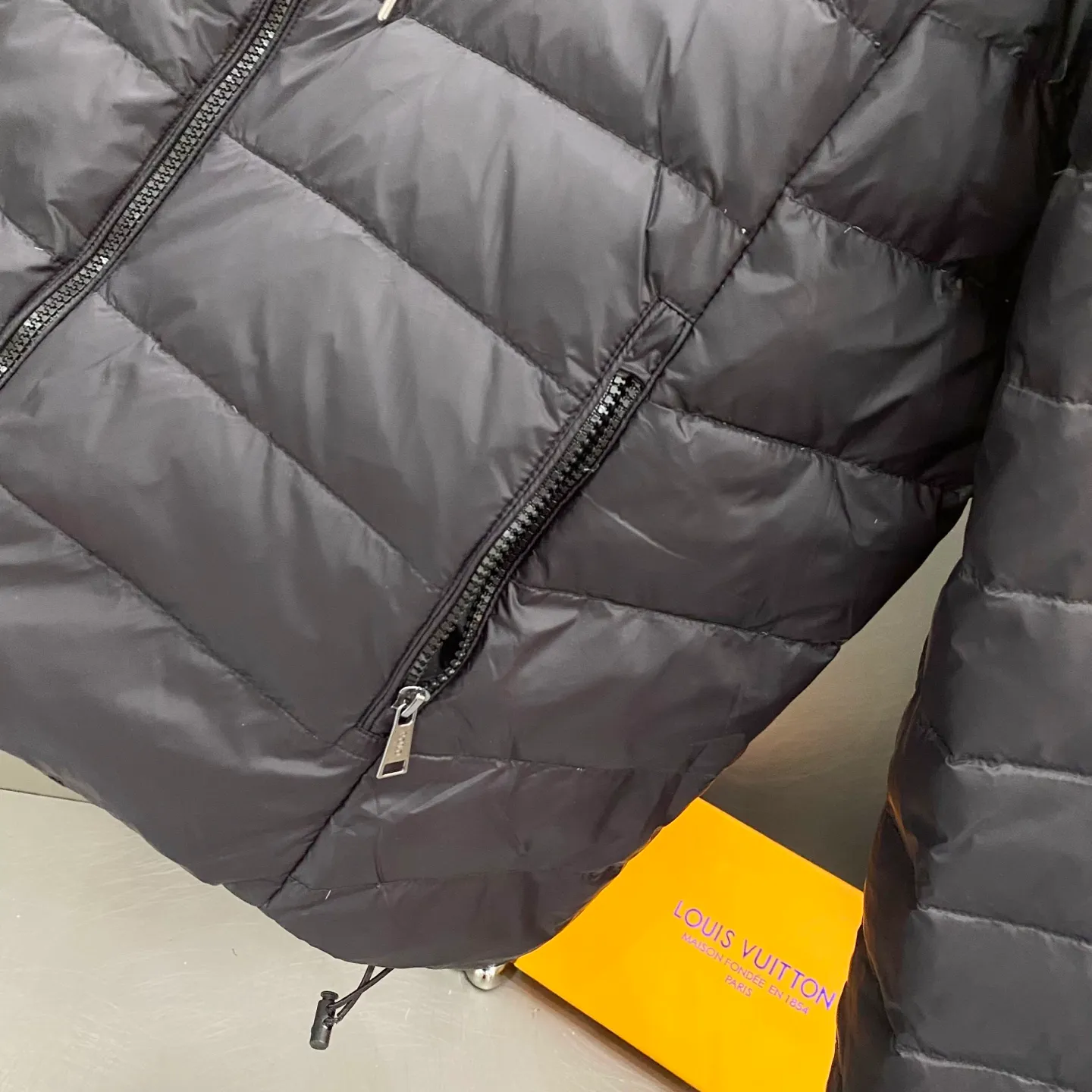P640 Ralph Lauren/Ralph Lauren 24aw new winter product, Gorham series down jacket for sale on North American official website, classic and light down hooded down jacket - 0.15 grid nylon coating on the face for light three-proof construction, built-in 360T anti-drilling velvet coated gallbladder - corn tooth high-quality resin zipper, five large and small partition zippers all over the body, separate molding - originality restoration, original molding, full set of customized accessories, 100% detail processing - RL Ralph Lauren's classic best-selling hooded down jacket with small label. Best-selling offline in North America and out of stock all year round. Black, blue and army green three colors. Simple and versatile. Very practical. Detachable hood. Velcro to tighten cuffs. Elastic cord at hem. Free elastic adjustment. 350 grams of zoned down filling. Warm and comfortable. Warm in winter. Color: black, navy blue, army green. Size: M — XXL